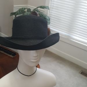 Bijoux terner. Black paper hat.